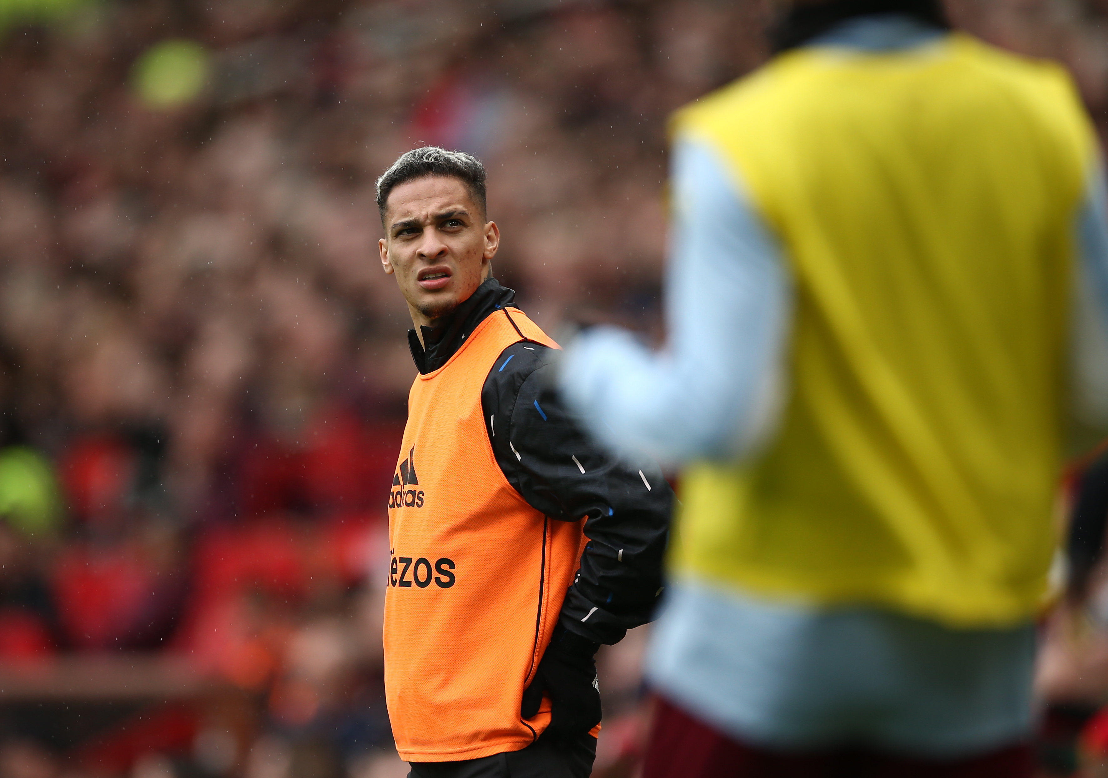 Manchester (United Kingdom), 30/04/2023.- Antony of Manchester United warms up during the English Premier League soccer match between Manchester United and Aston Villa in Manchester, Britain, 30 April 2023. (Reino Unido) EFE/EPA/ADAM VAUGHAN EDITORIAL USE ONLY. No use with unauthorized audio, video, data, fixture lists, club/league logos or 'live' services. Online in-match use limited to 120 images, no video emulation. No use in betting, games or single club/league/player publications.