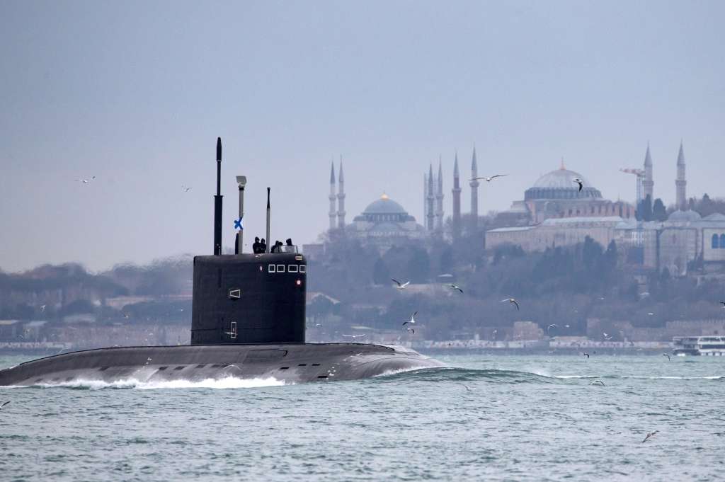 n submbarino ruso pasa frente a Santa Sofía (d) y la Mezquita Azul mientras atraviesa el Bósforo con dirección al Mar Negro, en Estambul, Turquía. EFE/ Erdem Sahin