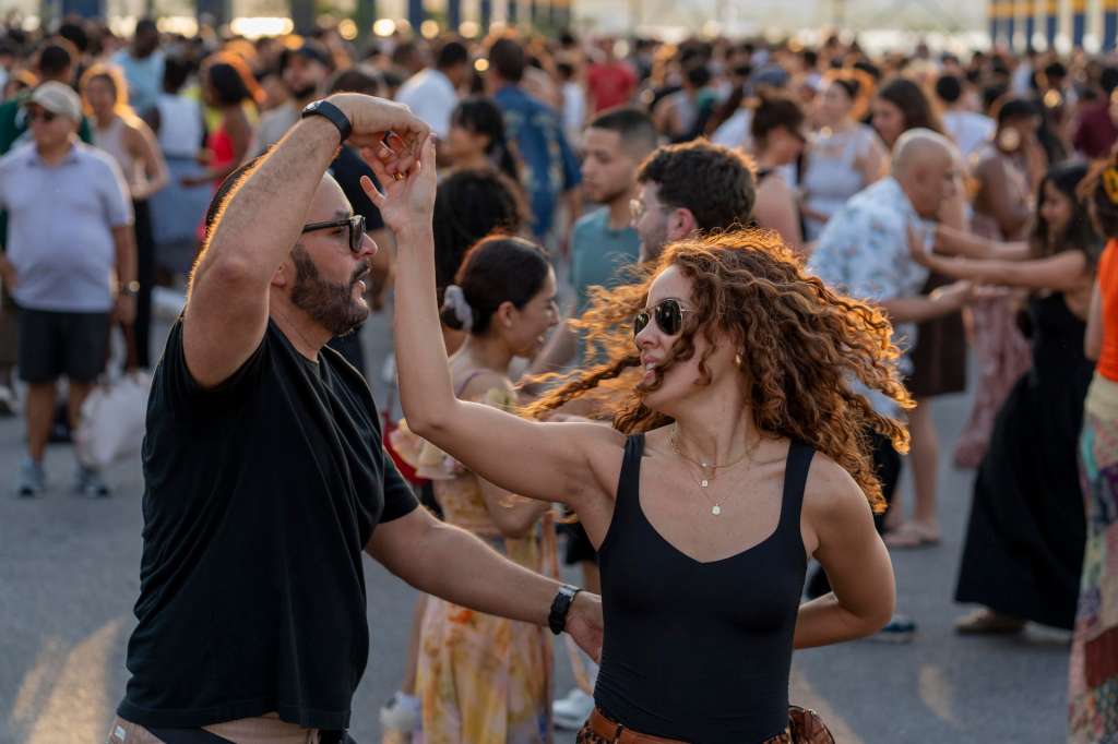ACOMPAÑA CRÓNICA: EEUU SALSA AME4779. NUEVA YORK (ESTADOS UNIDOS), 23/07/2025.- Fotografía del 17 de julio de 2025 de personas bailando en el puerto 76 de Manhattan durante una clase de salsa, en Nueva York (Estados Unidos). Cuando el sol cae cada jueves del verano, en un gran espacio al aire libre en la ribera del río Hudson, cientos de personas se congregan a bailar salsa, ese ritmo que nació hace cinco décadas en Nueva York y que sigue conquistando a público de todas las edades y nacionalidades. EFE/ Ángel Colmenares