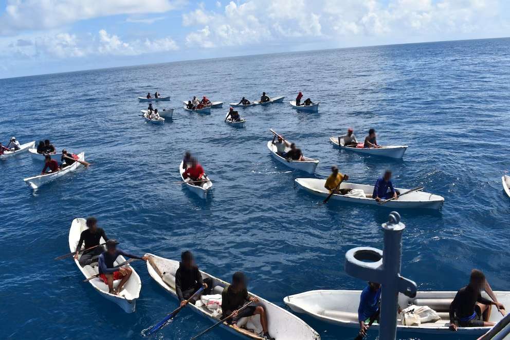 Cayucos dirigidos por extranjeros que realizan pesca ilegal en el AMP Seaflower son interceptados por la Armada Nacional.