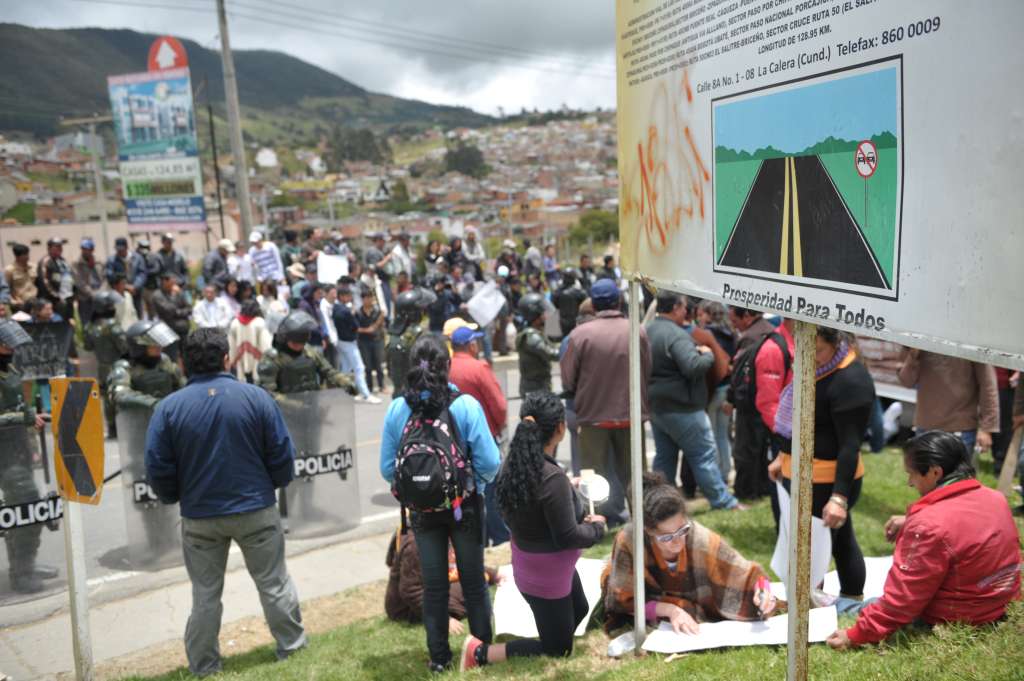 Habitantes de La Calera, protestan a favor del paro agrario al costado de la vía que de Bogotá comunica con el municipio de La Calera.