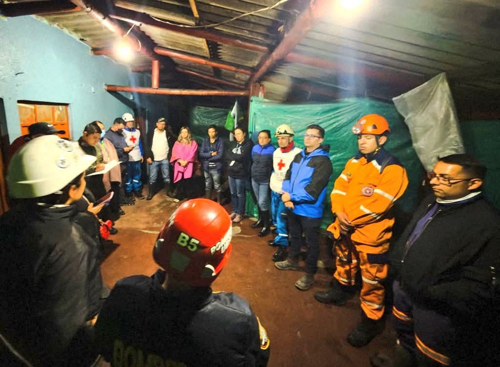 Personal de rescate que trabaja en la evacuación de los 3 mineros todavía atrapados.