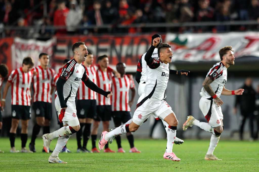 AMDEP4134. LA PLATA (ARGENTINA), 25/09/2025.- Jugadores de Flamengo celebran el triunfo este jueves, al finalizar un partido de los cuartos de final de la Copa Libertadores entre Estudiantes de La Plata y Flamengo en el estadio Jorge Luis Hirschi, en la Plata (Argentina). EFE/ Demian Alday