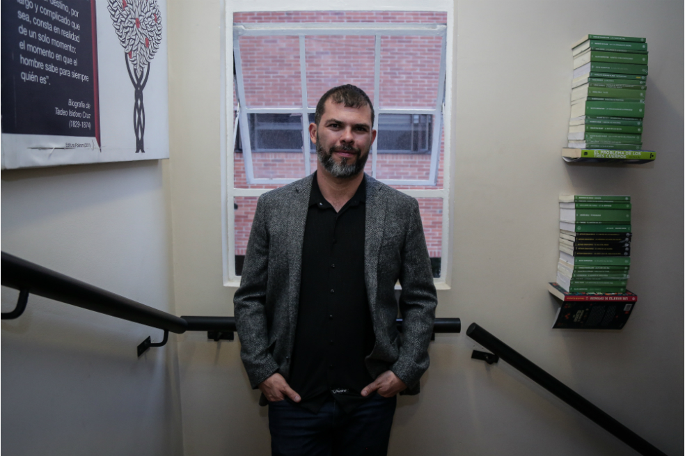 Andrés Burgos nació en Medellín. Es escritor y cineasta. Su debut como director lo hizo con la película “Sofía y el terco”. / Diego Pineda