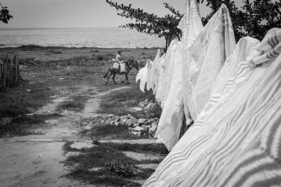 Una postal de la cultura rural costeña. La ropa recién lavada, colgada para que el viento la seque. / Linda Esperanza Aragón.