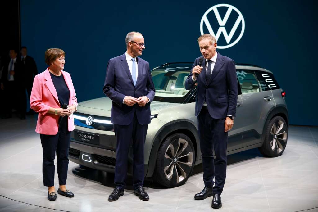 MUNICH (Germany), 09/09/2025.- (L-R) President of the German Association of the Automotive Industry Hildegard Mueller, German Chancellor Friedrich Merz and Volkswagen CEO Oliver Blume are seen at the International Motor Show Germany IAA Mobility 2025 in Munich, Germany, 09 September 2025. The International Motor Show Germany IAA Mobility 2025 takes place in Munich from 09 to 14 September 2025, featuring numerous world premieres, and a special focus on electric mobility and digitization. (Alemania) EFE/EPA/CLEMENS BILAN