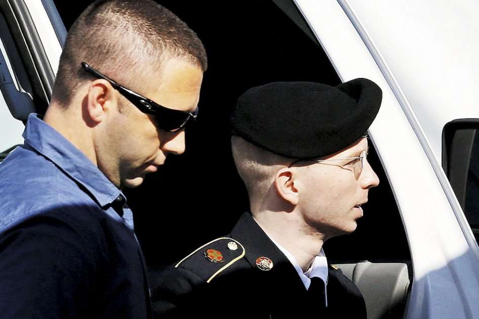 Bradley Manning llegó escoltado al juzgado militar de Fort Meade, donde se conocería el veredicto de su juicio. / AFP