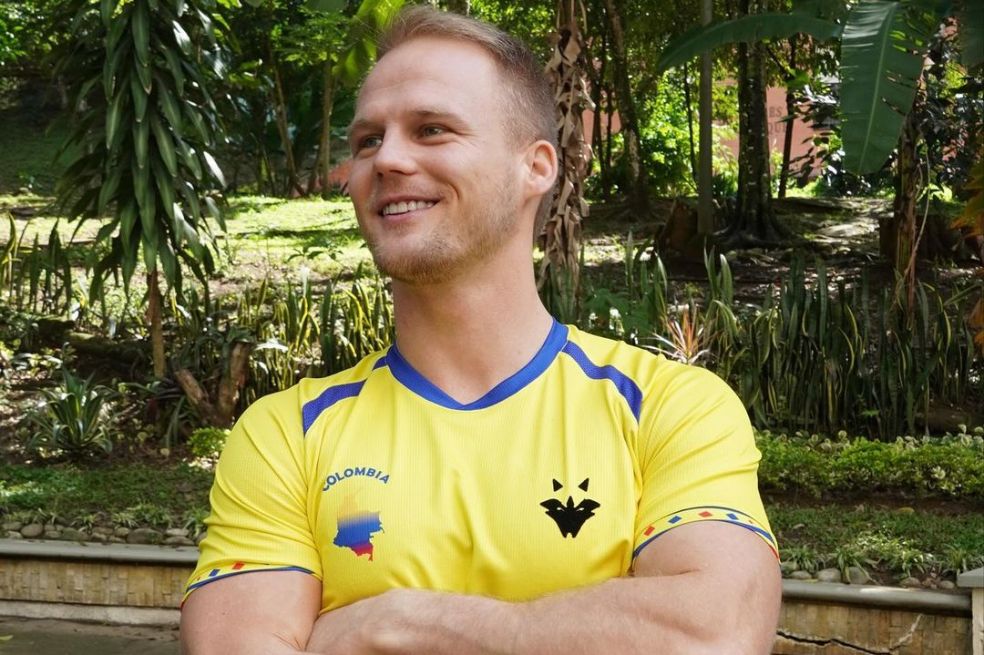Dominic Wolf, creador de contenido alemán, con la camiseta de su marca de ropa.