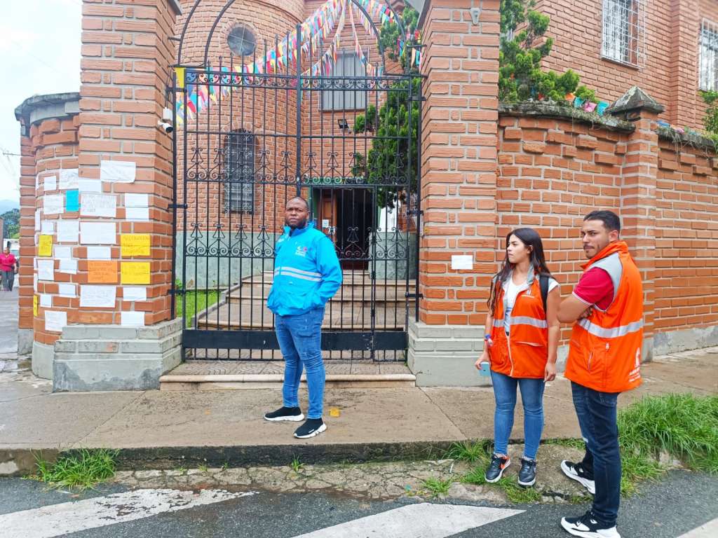 Funcionarios de la Personería y de la Alcaldía de Medellín han hecho presencia frente a la sede de la institución. /Personería de Medellín.