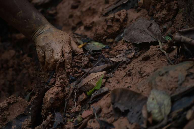 La mano embarrada de un hombre