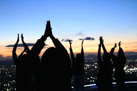¿Busca un plan diferente en Bogotá? Yoga, música y picnic desde las alturas
