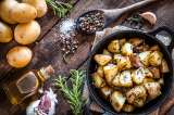Consigue unas papas extra crujientes sin freír y acompáñalas con salsa de ajo