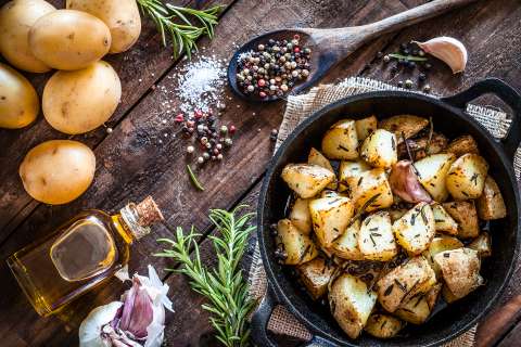 Consigue unas papas extra crujientes sin freír y acompáñalas con salsa de ajo