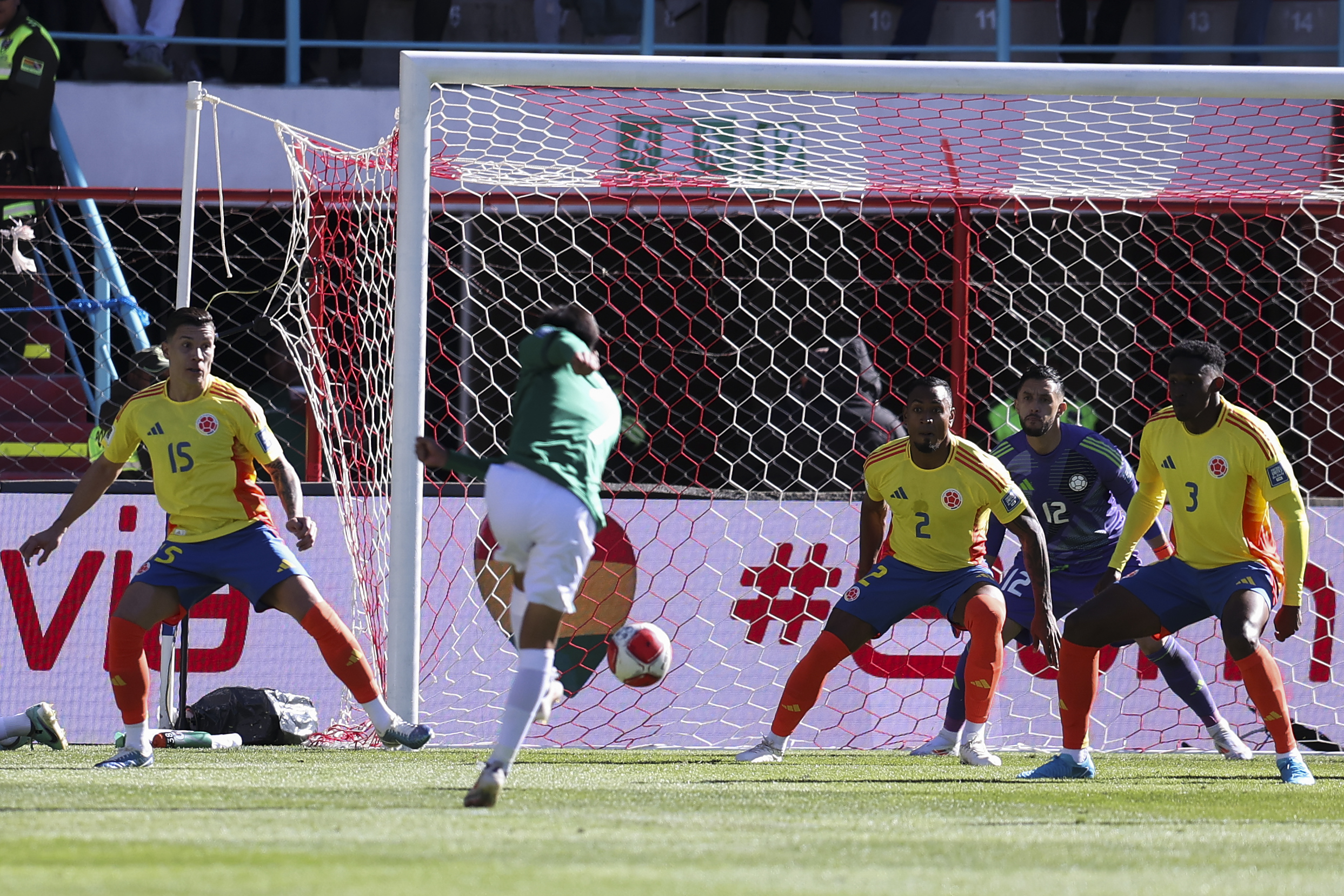 AMDEP8508. EL ALTO (BOLIVIA), 10/10/2024.- Miguel Terceros (c) de Bolivia remata frente a Colombia este jueves, en un partido de las eliminatorias sudamericanas para el Mundial de 2026 entre Bolivia y Colombia en el estadio Municipal en El Alto (Bolivia). EFE/ Luis Gandarillas
