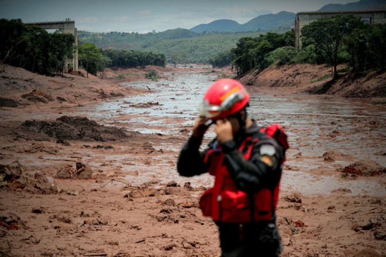 Elevan a 58 el número de muertos tras la rotura de represa en Brasil