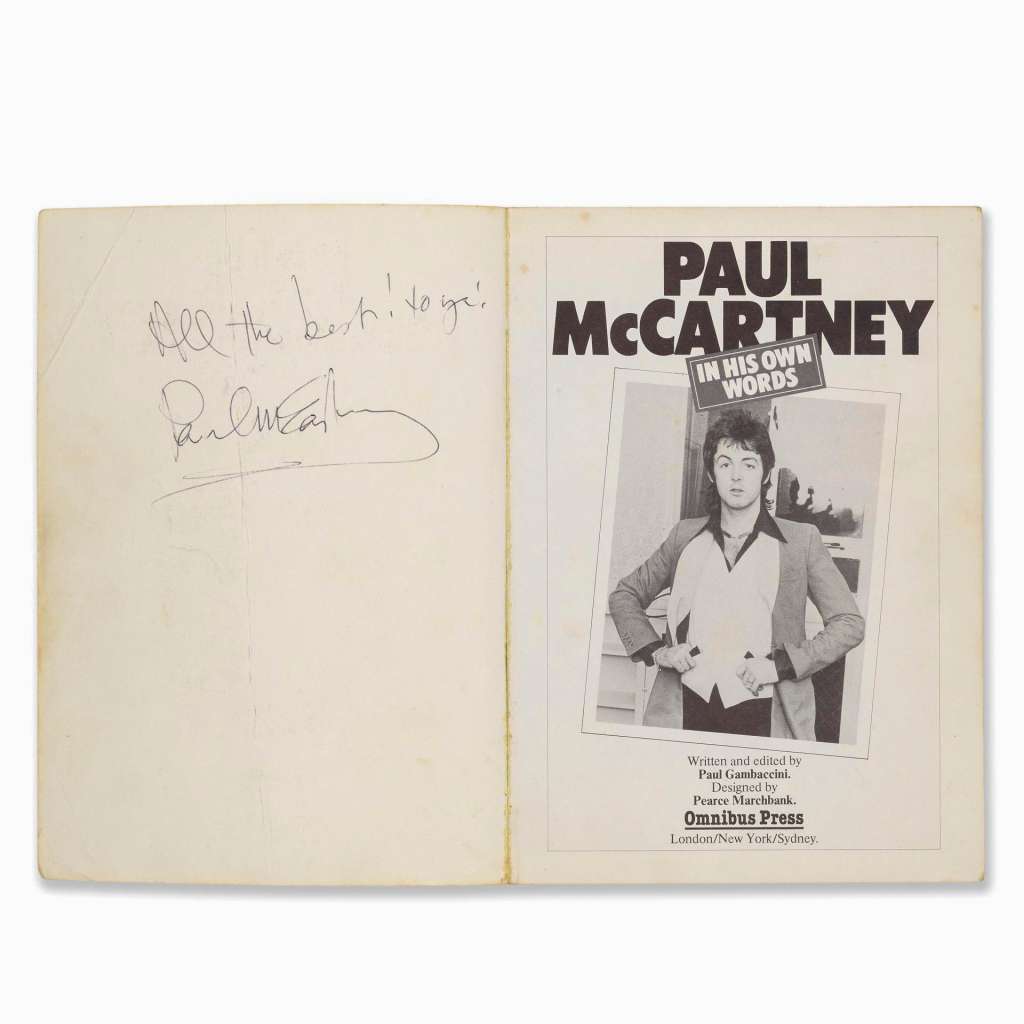 LONDRES, 30/06/2026.- Un libro firmado por el excomponente de 'The Beatles' Paul McCartney que fue donado de forma anónima a una tienda de segunda mano en Gales se ha vendido en una subasta por más de 1.200 libras (más de 1.400 euros). El ejemplar de 1976 de la biografía del cantante británico 'Paul McCartney In His Own Words', escrita por Paul Gambaccini, fue donado a una tienda de la organización benéfica Oxfam en Aberystwyth (oeste de Gales), donde permaneció durante meses antes de que la encargada, Joan Randle, descubriera la firma. EFE/ Bonhams SOLO USO EDITORIAL SOLO DISPONIBLE PARA ILUSTRAR LA NOTICIA QUE ACOMPAÑA (CRÉDITO OBLIGATORIO)
