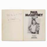 Un libro firmado por McCartney y hallado en una caja de donaciones fue vendido por GBP 1.200