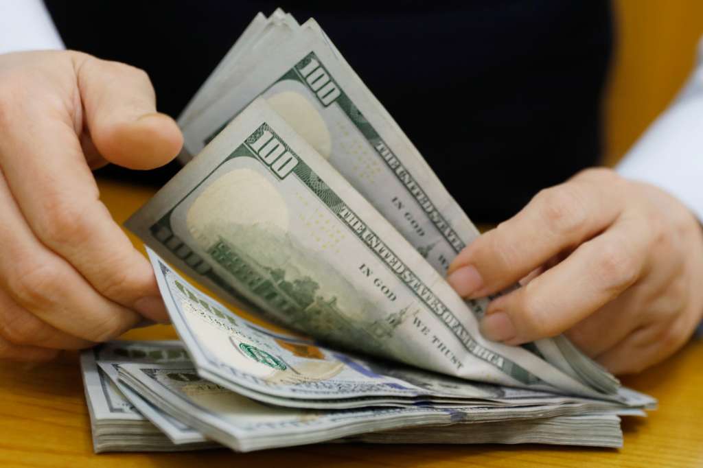 -FOTODELDÍA- HANOI, 19/09/2022.- Un empleado cuenta billetes de dólares estadounidenses este lunes en un banco de Hanoi, Vietnam. El tipo de cambio USD/VND ha aumentado más del 3,6% desde principios de 2022, el más alto de la historia, según los medios de comunicación EFE/ Luong Thai Linh