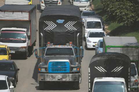 Solicitan que se vuelva a restringir el paso de vehículos de carga por la calle 13 en Bogotá