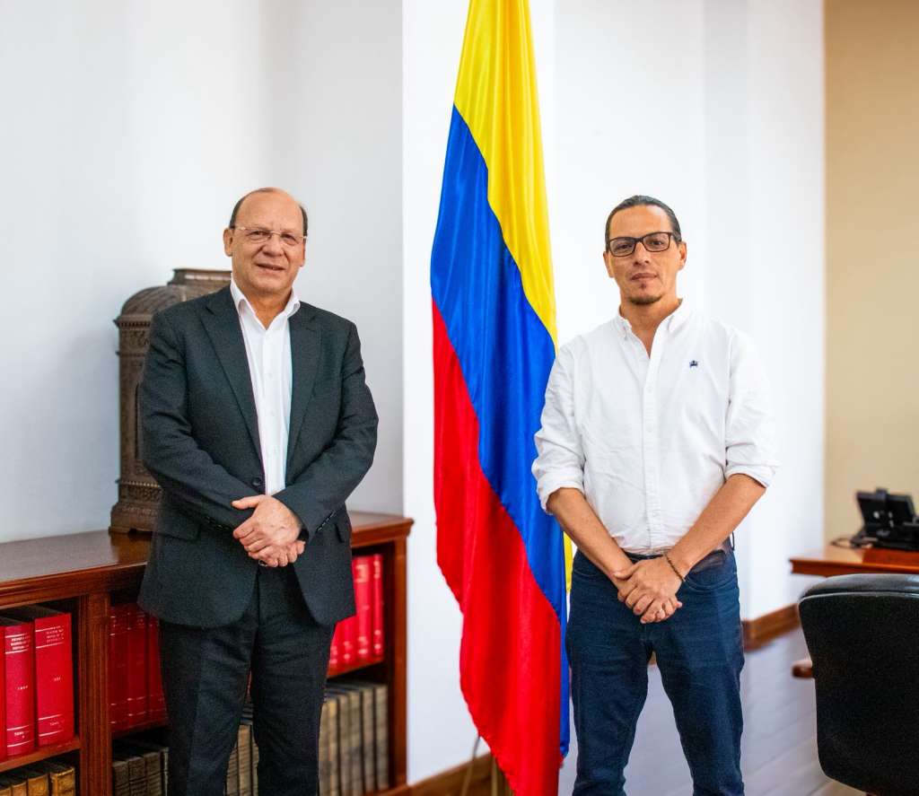 Germán Ávila, ministro de Hacienda, y Vladimir Rey, nuevo viceministro general. Ambos hombres posan con la bandera de Colombia en la mitad.