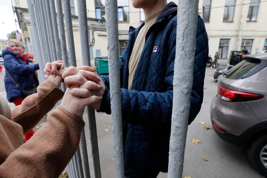 St. Petersburg (Russian Federation), 27/09/2022.- A Russian conscripted man says goodbye to a relative through a gate at a recruiting office during Russia's partial military mobilization, in St. Petersburg, Russia, 27 September 2022. Russian President Putin announced in a televised address to the nation on 21 September, that he signed a decree on partial mobilization in the Russian Federation due to the conflict in Ukraine. Russian Defense Minister Shoigu said that 300,000 people would be called up for service as part of the move. On 24 February 2022 Russian troops entered the Ukrainian territory in what the Russian president declared a 'Special Military Operation', starting an armed conflict that has provoked destruction and a humanitarian crisis. (Rusia, Ucrania, San Petersburgo) EFE/EPA/ANATOLY MALTSEV
