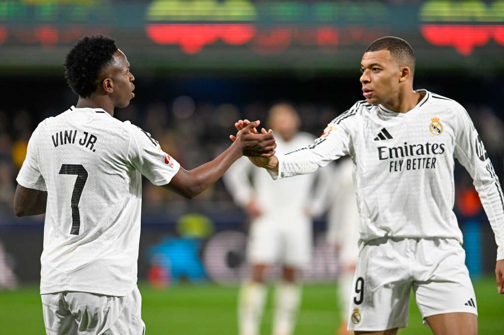 VILLARREAL (CASTELLÓN), 15/03/2025.- Los jugadores del Real Madrid, el brasileño Vinicius Junior (i) y el francés Kylian Mbappé, durante el encuentro correspondiente a la jornada 28 de Laliga Ea Sports que disputan hoy sábado Villarreal y Real Madrid en el Estadio de La Cerámica, en Villarreal. EFE/ANDREU ESTEBAN