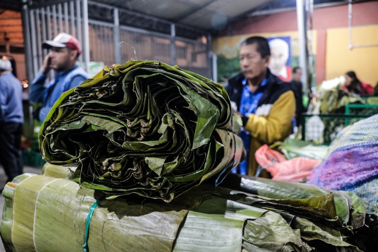 Las raíces indígenas de la hoja de plátano, que se vende de madrugada en el Samper Mendoza