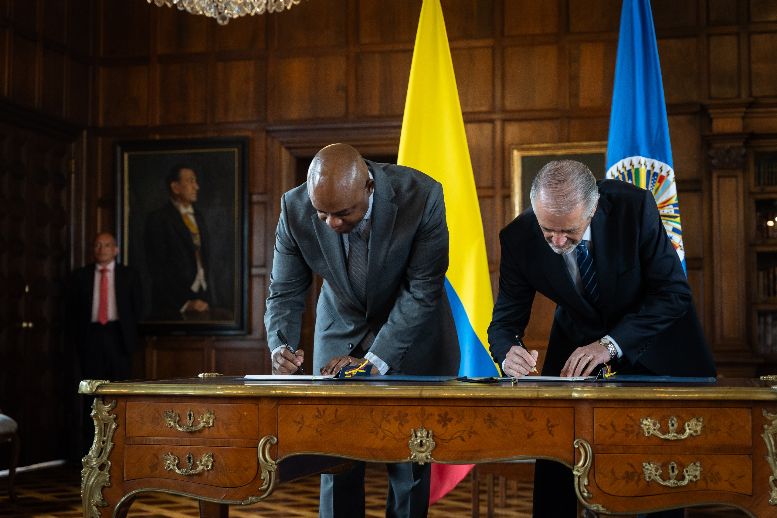 El canciller, Luis Gilberto Murillo, y Roberto Menéndez, jefe de la Misión de Apoyo al Proceso de Paz en Colombia (MAPP-OEA).