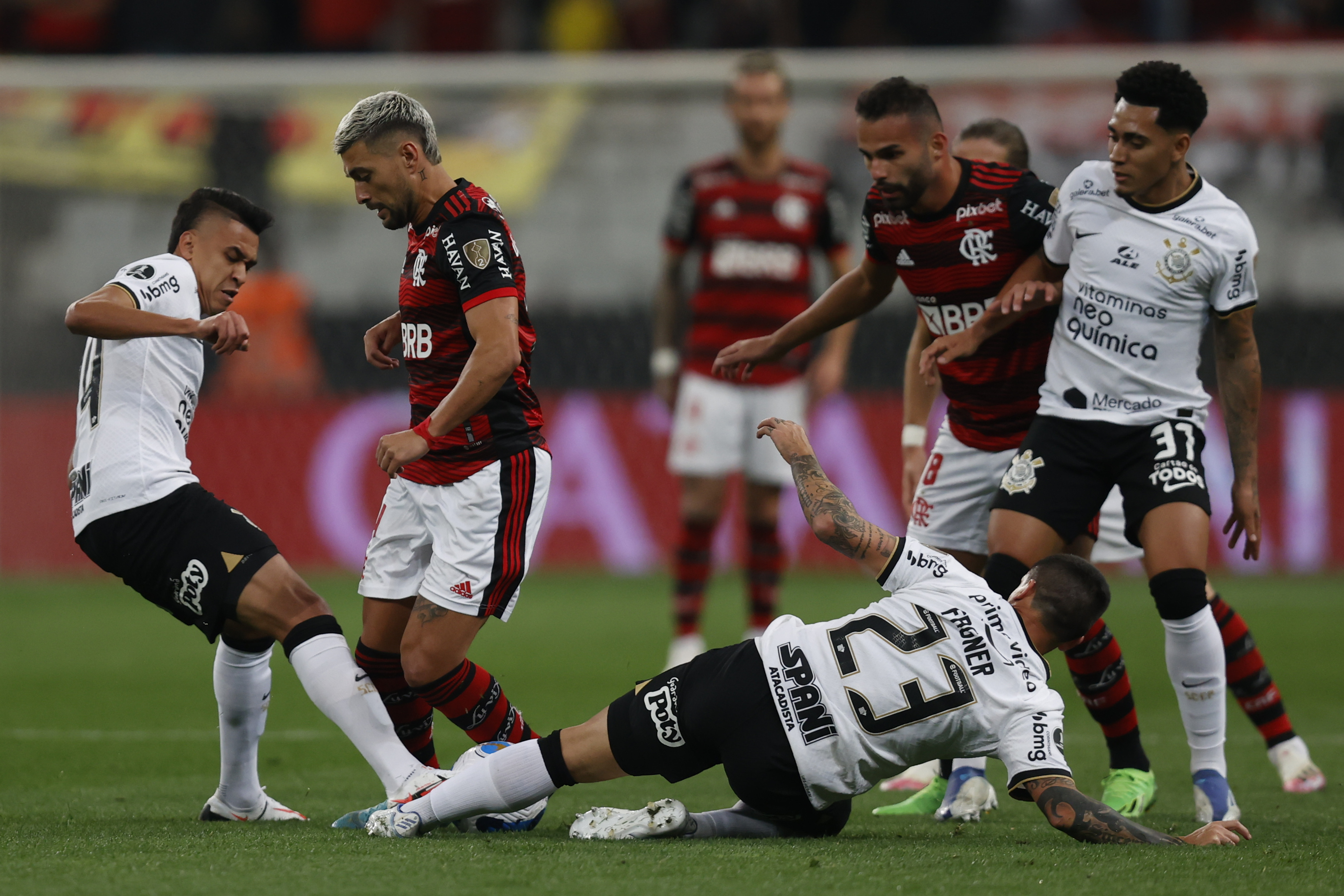 AMDEP5287. SAO PAULO (BRASIL), 02/08/2022.- Víctor Cantillo (i) y Fágner Conserva (c) de Corinthians disputan un balón con Giorgian De Arrascaeta (2-i) de Flamengo hoy, en un partido de la Copa Libertadores entre Corinthians y Flamengo en el estadio Arena de Sao Paulo (Brasil). EFE/Fernando Bizerra Jr.