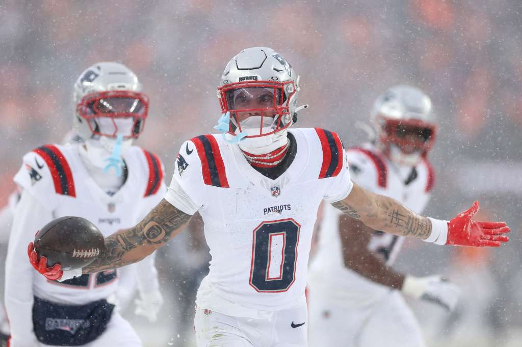 Christian González, número 0 de los New England Patriots, celebrando su interceptación en defensa para asegurar el pase de su equipo al Super Bowl 2026.