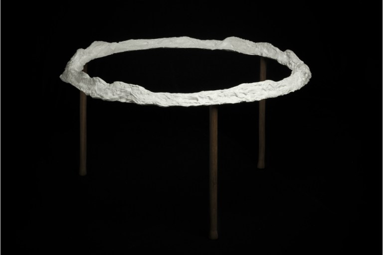 Primera tierra, una idea del mundo en una pintura-escultura