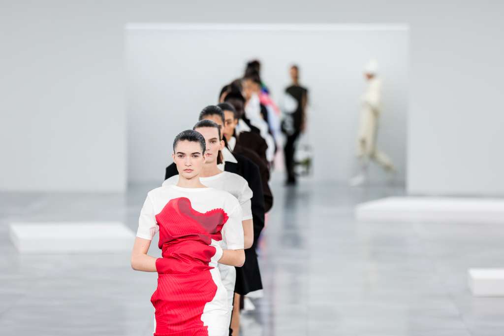 Paris (France), 07/03/2025.- Models present the creations from the Fall/Winter 2025/2026 Collection for Issey Miyake during Paris Fashion Week, in Paris, France, 07 March 2025. The presentation of the women's collections runs from 03 to 11 March 2025. (Moda, Francia) EFE/EPA/TERESA SUAREZ