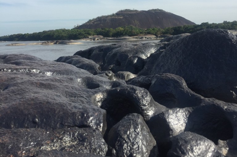 La luna se esconde en Puerto Carreño