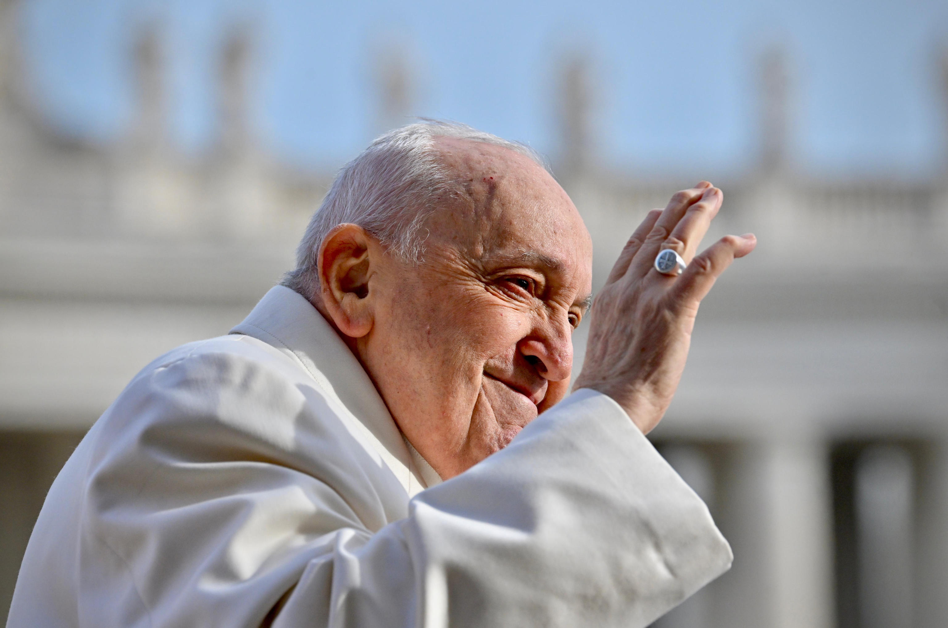 Ciudad del Vaticano (Santa Sede), 13/03/2024.- El Papa Francisco saluda a los fieles durante su audiencia general en la Plaza de San Pedro, Ciudad del Vaticano,este martes. EFE/EPA/ALESSANDRO DI MEO