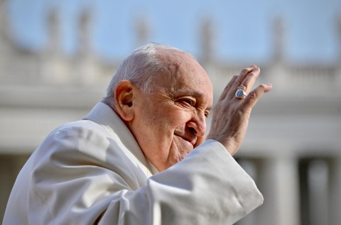 El papa Francisco descarta renuncia y habla de sus amores de juventud en una autobiografía