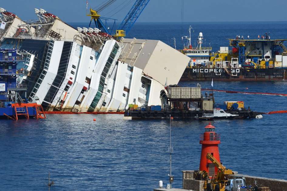 El buque Costa Concordia que se encuentra encallado frente a las costas de la turística isla del Giglio (centro de Italia)./ AFP