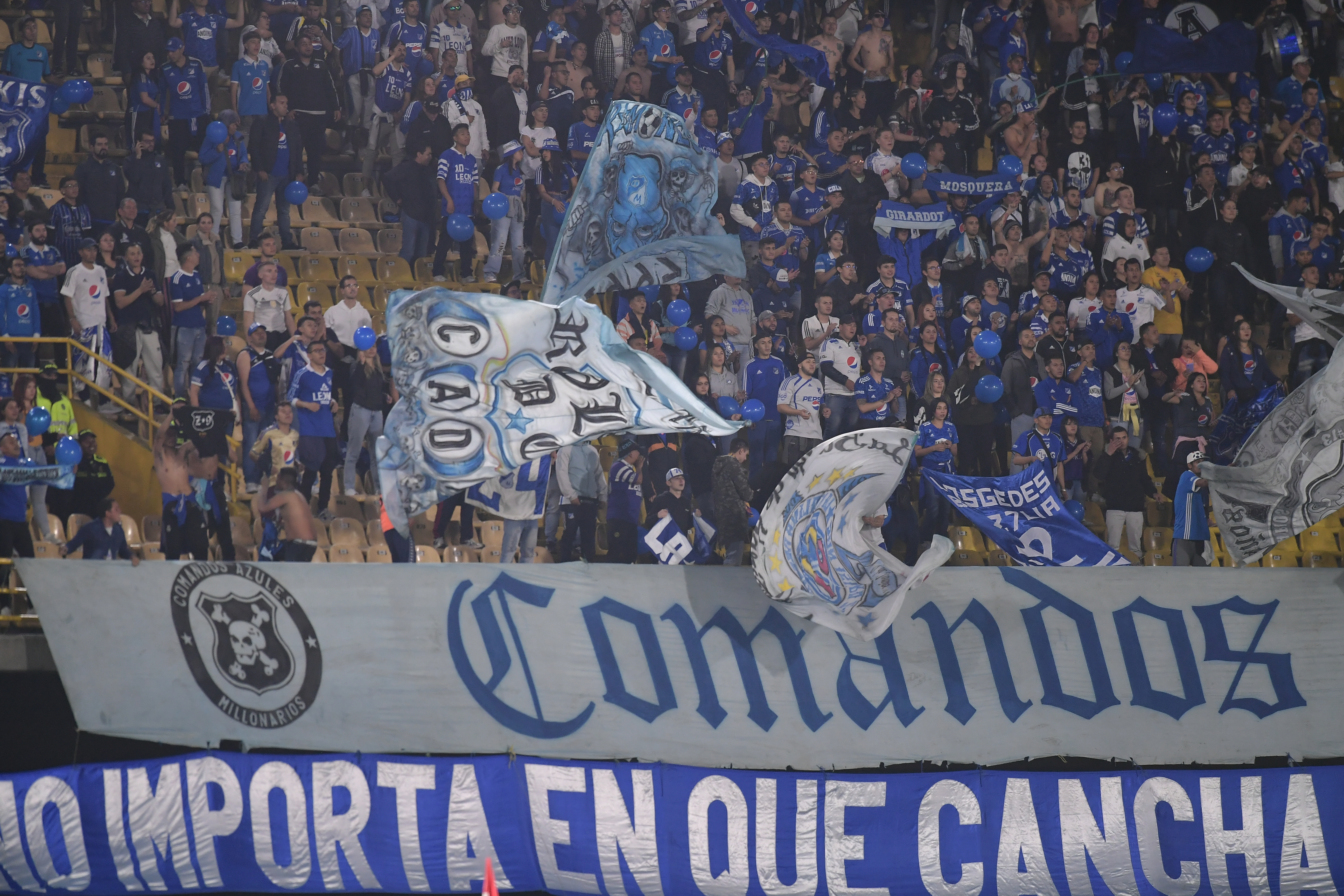 Aficionados, hinchas, y jugadores de Millonarios y Santa Fe durante el encuentro del clásico capitalino en el Campin de Bogotá