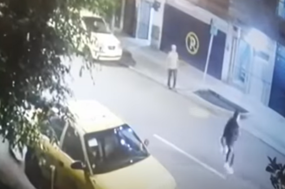 El vehículo particular atropelló a la mujer en el centro de Medellín.