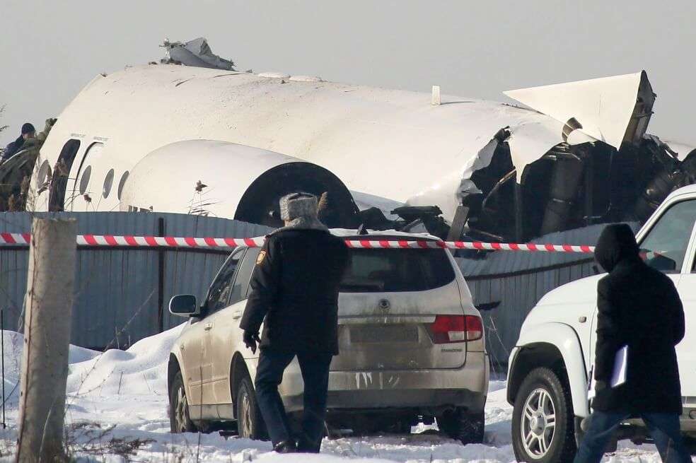 El avión destruyó una casa al momento de la caída. / AFP