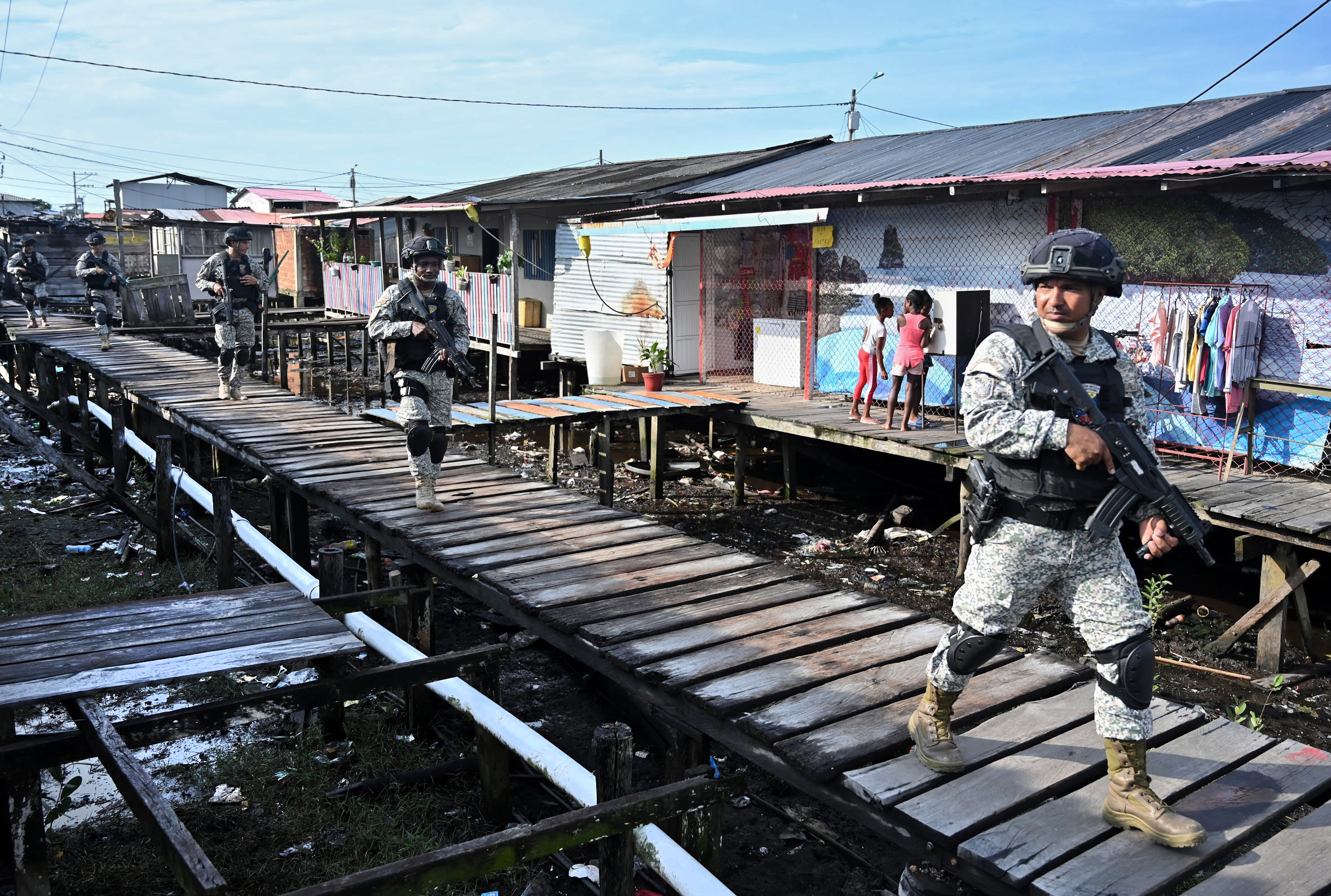 Soldados de la Armada patrullan en Tumaco, Nariño.