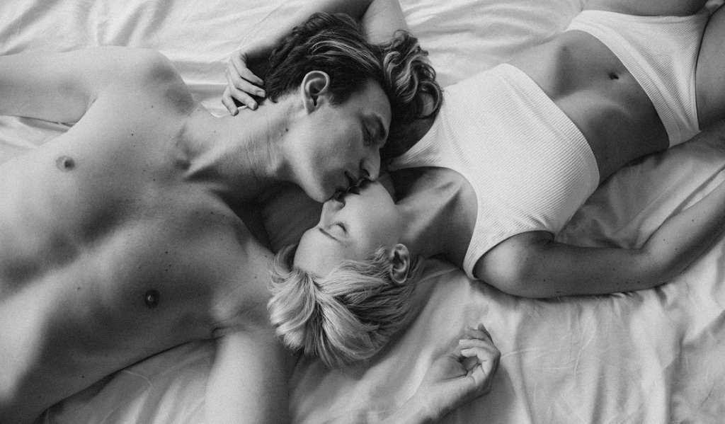 Si quieres más formas para elevar el romance con tu pareja, te recomendamos estas posturas.