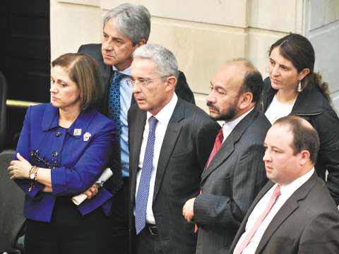 Entre el derecho al honor y la libertad de informar, el debate que abre el uribismo