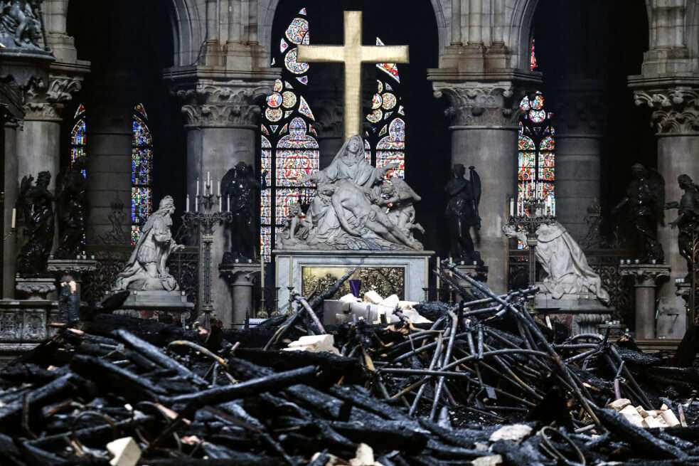 El 15 de abril el fuego arrasó parte de la catedral de Notre Dame. / AFP