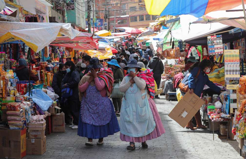 Ciudadanos hacen compras en un mercado popular en el centro de la Paz.