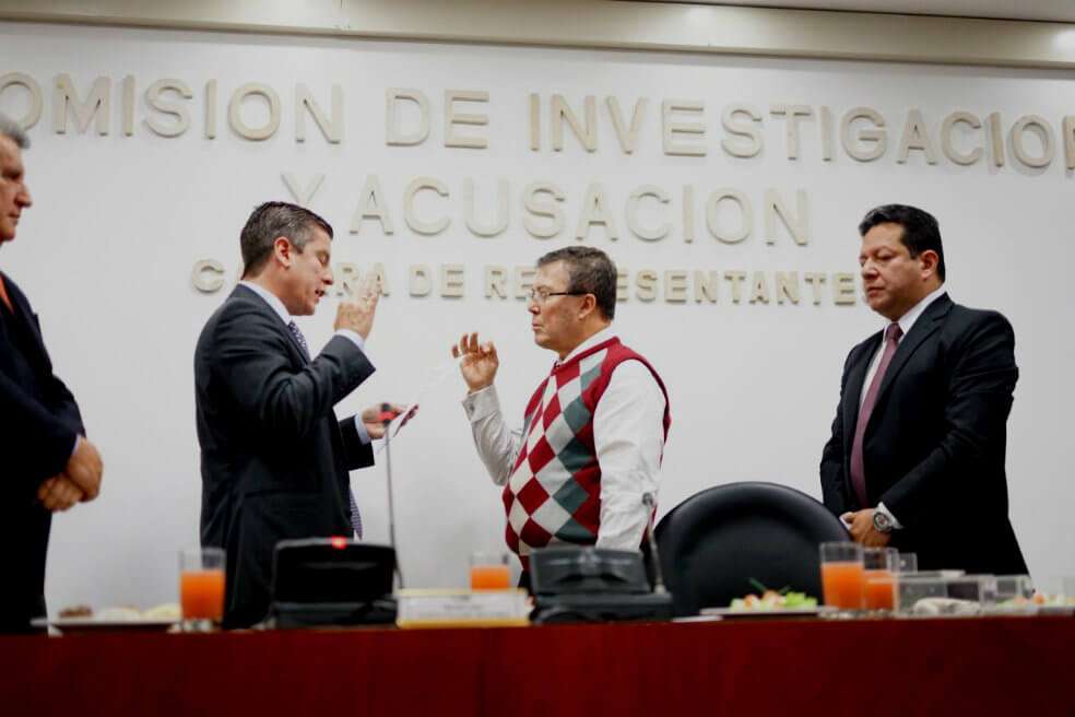 John Jairo Cárdenas (der.) recibiendo la presidencia de la Comisión de Acusación por parte de Ricardo Ferro (izq.). / Cámara de Representantes Twitter