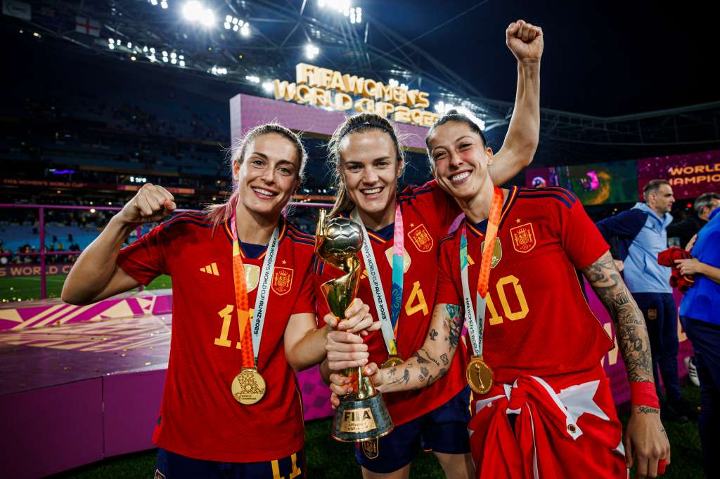 SÍDNEY, 20/08/2023.- Las jugadoras de la selección española de fútbol femenino Alexia Putellas (i), Irene Parades (c) y Jenni Hermoso posan con el trofeo del Campeonato del Mundo tras ganar España la Final del Mundial femenino de fútbol disputado entre España e Inglaterra en Sídney. EFE/RFEF/Pablo García - SOLO USO EDITORIAL/SOLO DISPONIBLE PARA ILUSTRAR LA NOTICIA QUE ACOMPAÑA (CRÉDITO OBLIGATORIO)