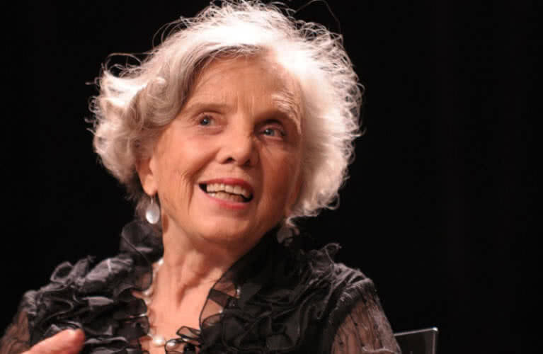 Elena Poniatowska ha escrito novelas, ensayos, crónicas, poemas, entre otros géneros literarios. Es conocida por ser la autora de "La noche de Tlatelolco", una crónica sobre la matanza estudiantil de 1968.