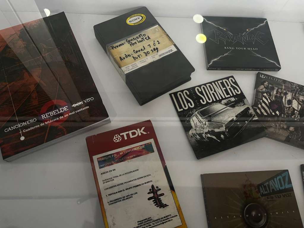Discos, casetes, VHS y cancioneros de bandas como Parlantes, Los Sorners, Lilith y Frankie Ha Muerto, parte del archivo que reposa en las vitrinas del MUROCK.