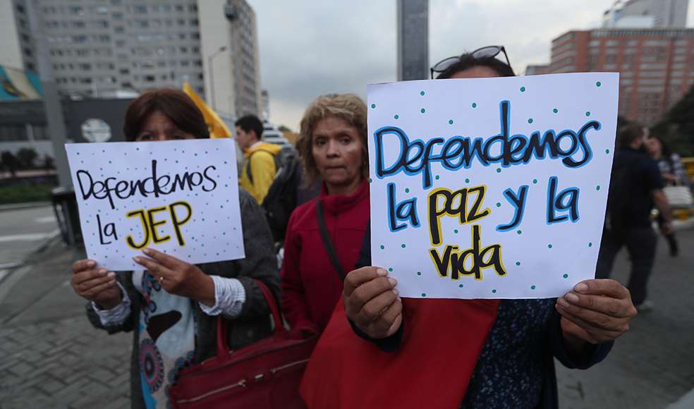 En medio de la tensión entre defensores y detractores del Acuerdo de Paz, la Registraduría del Estado Civil avaló al comité promotor de un referendo ciudadano que busca derogar la JEP. / EFE