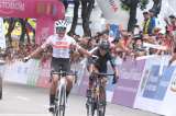 Andrea Alzate, ganadora de etapa; Diana Peñuela, campeona de la Vuelta Femenina